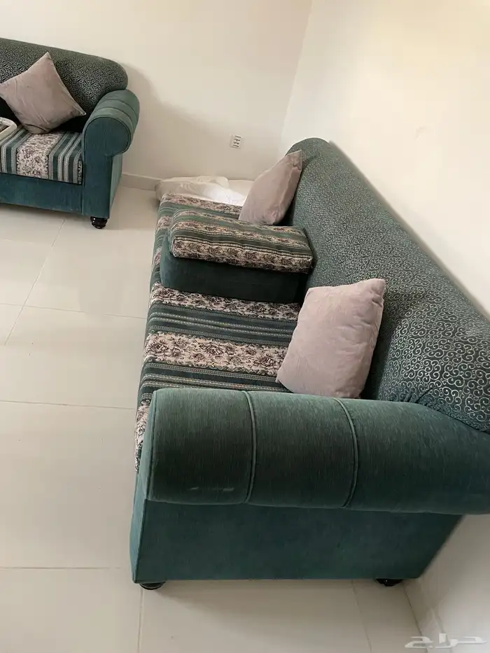 كنب اربع قطع وطاولة مكتب للبيع 2