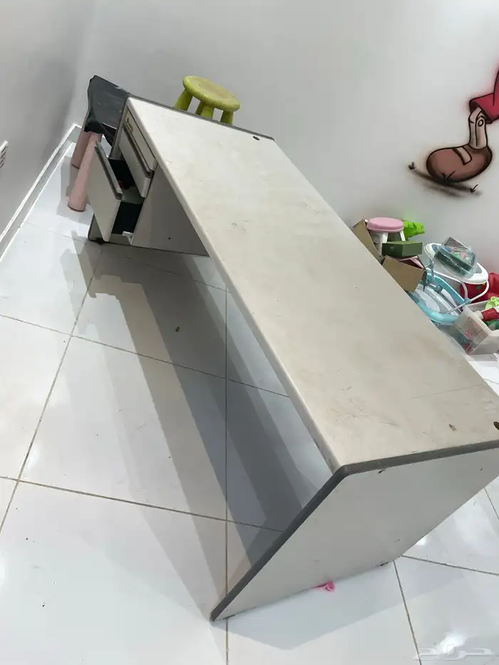 كنب اربع قطع وطاولة مكتب للبيع 4