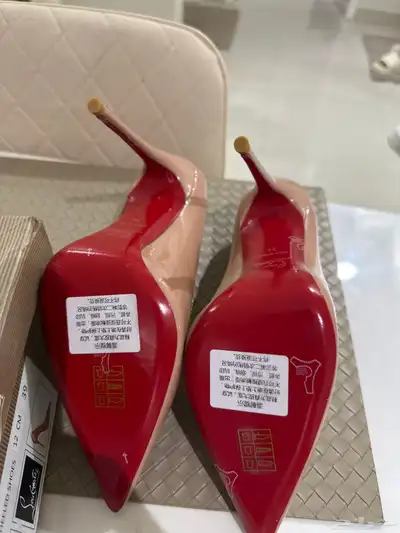 كعب نوع Christian louboutin مقاس 39 index
