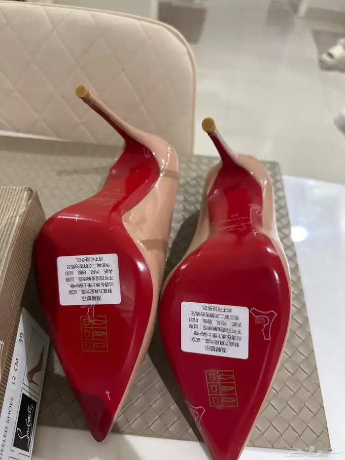 كعب نوع Christian louboutin مقاس 39 6
