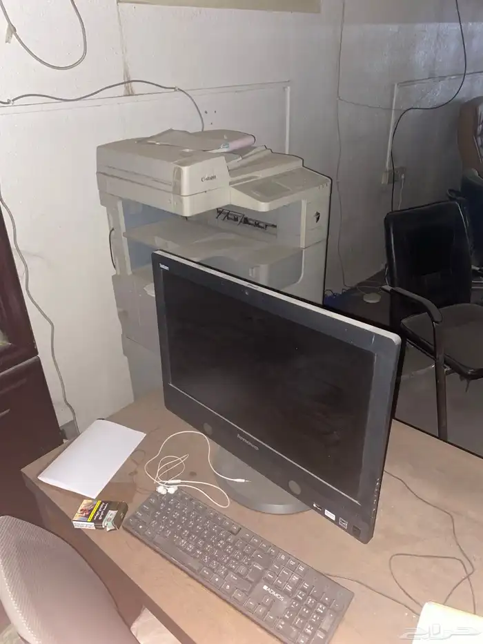 اثاث مكتب وأجهزه وطابعات صغار وحده كبيره ومكيفات سبيلت 9
