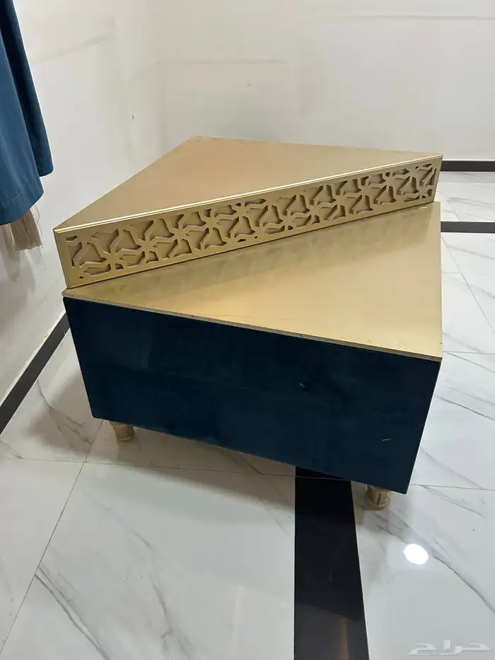 أربع طاولات للبيع وطاولات صغار 1