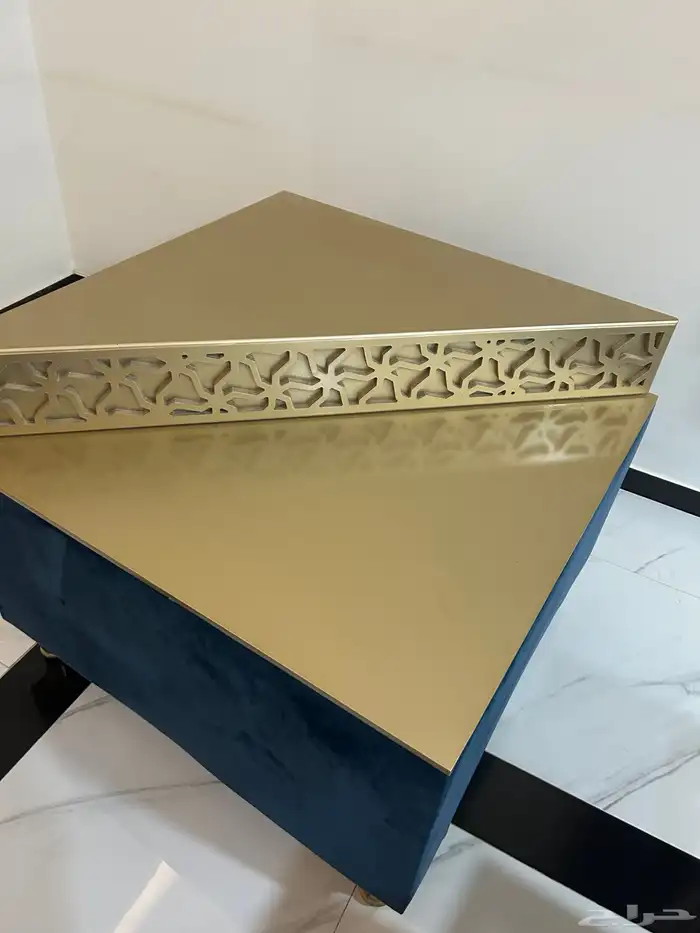 أربع طاولات للبيع وطاولات صغار 2