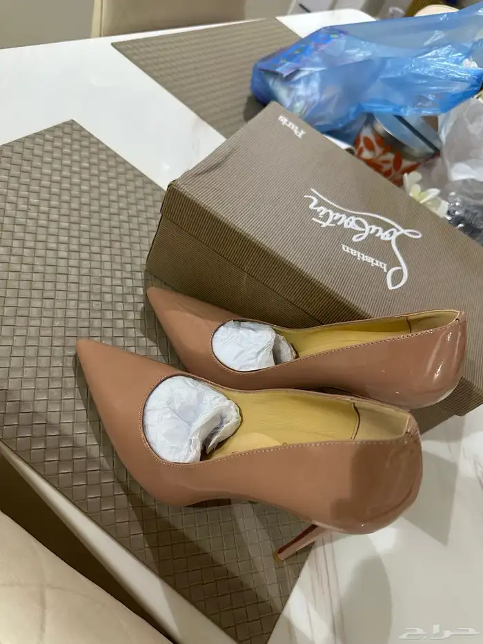 كعب نوع Christian louboutin مقاس 39 1