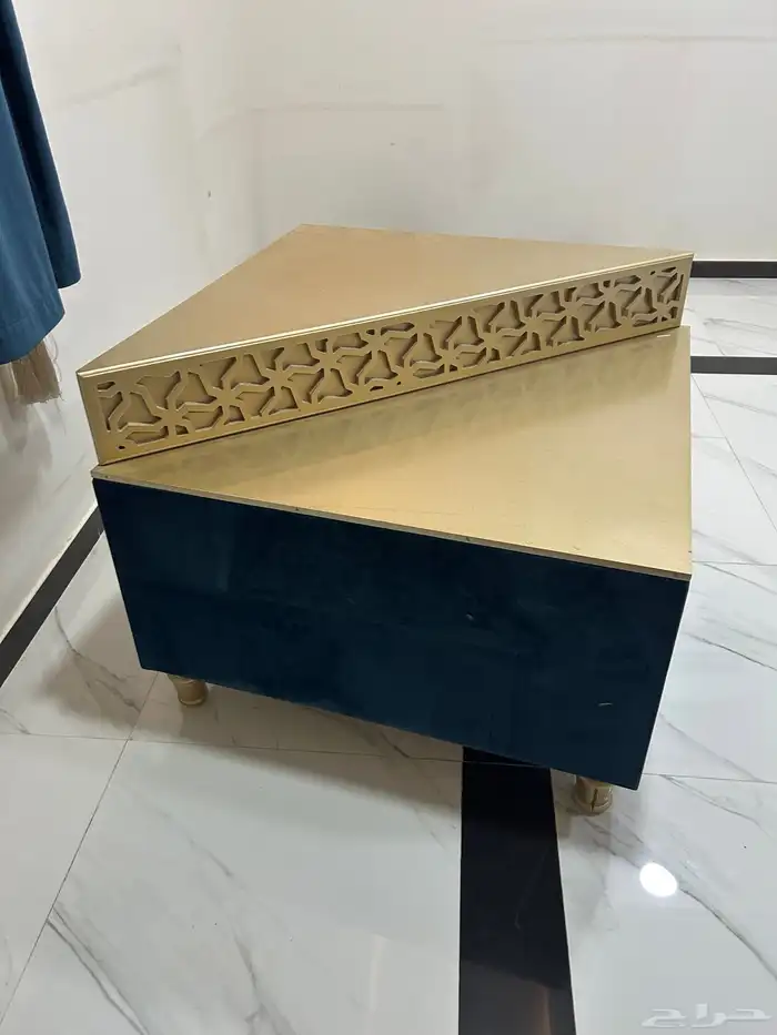 أربع طاولات للبيع وطاولات صغار 0