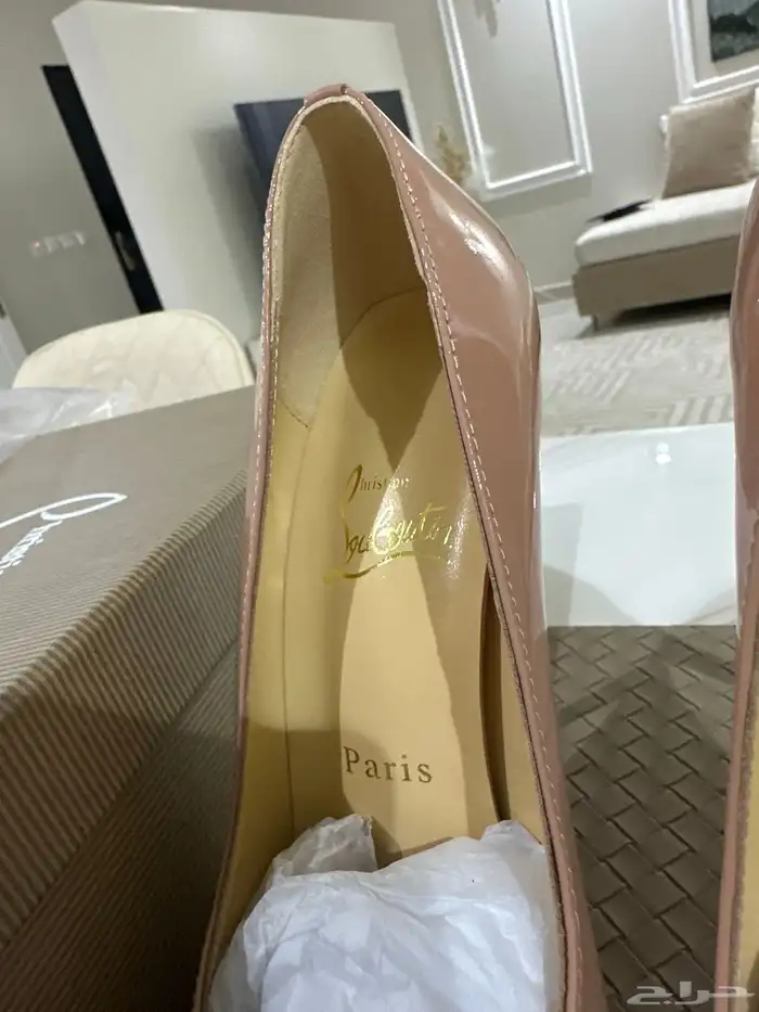 كعب نوع Christian louboutin مقاس 39 4