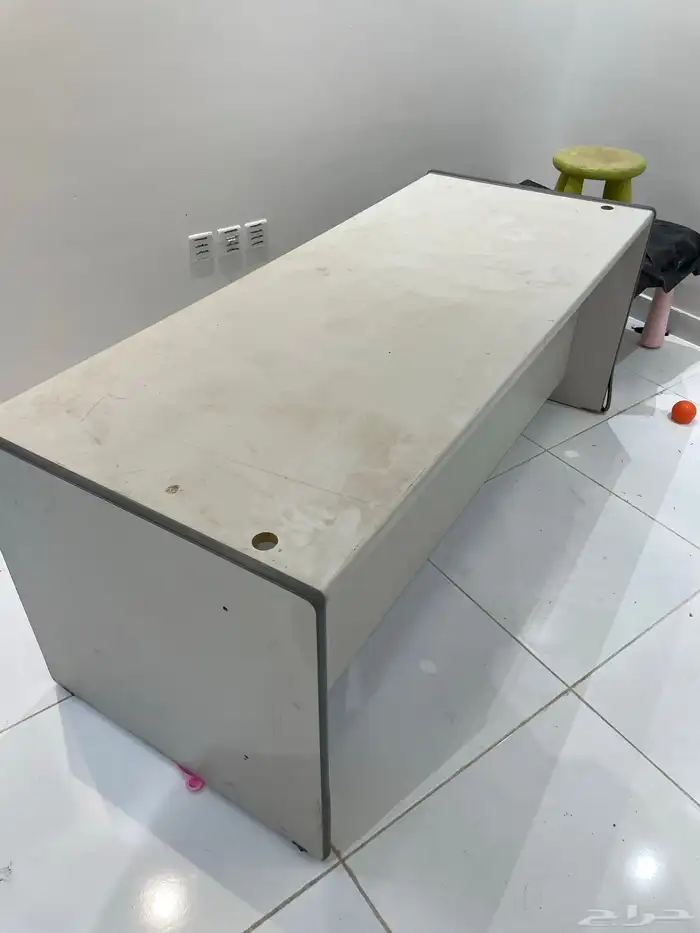 كنب اربع قطع وطاولة مكتب للبيع 3