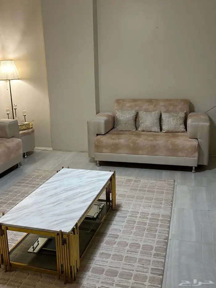 كنب للبيع خمسه قطع واثنين دائريه صغيره 1