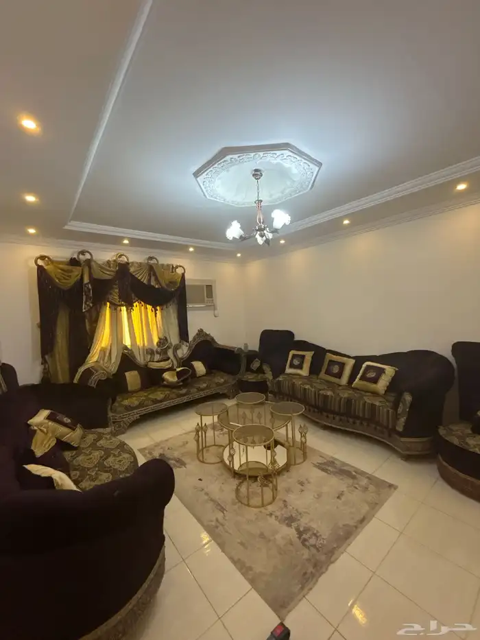 مجلس كنب للبيع كامل مع الفرشه والستاير والطاولات 0