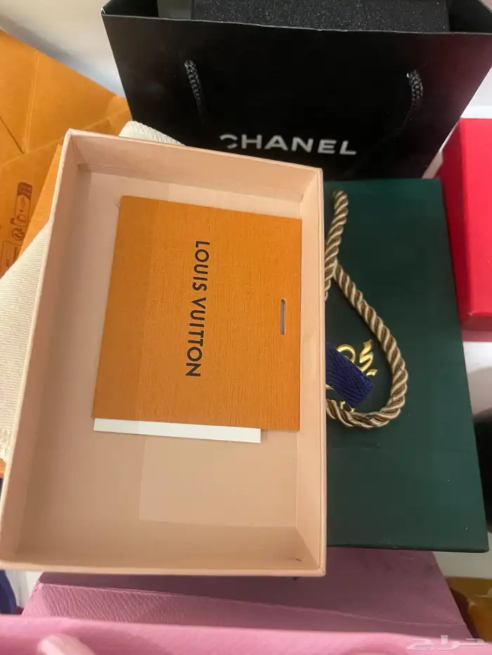 محفظه جديده ماركه اصليه للبيع مع كرت 6
