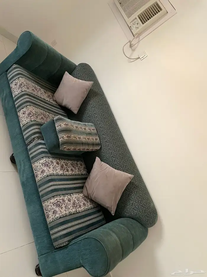 كنب اربع قطع وطاولة مكتب للبيع 1