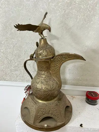 تحفه على شكل دله وعليها صقر 0