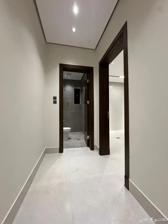 شقه للبيع دور ثاني خمس غرف وصاله مع سطح كبير 4
