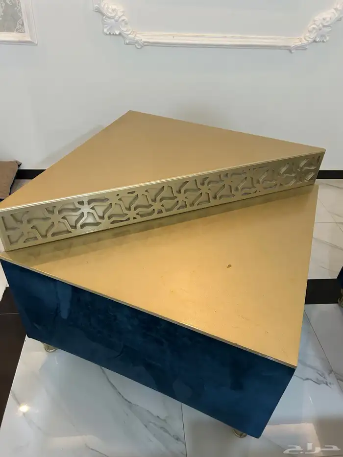 أربع طاولات للبيع وطاولات صغار 3