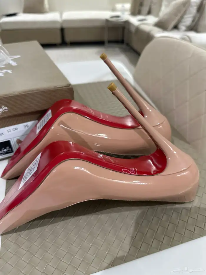 كعب نوع Christian louboutin مقاس 39 7