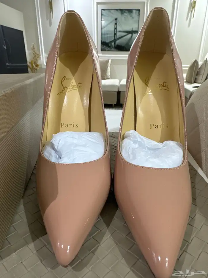 كعب نوع Christian louboutin مقاس 39 5