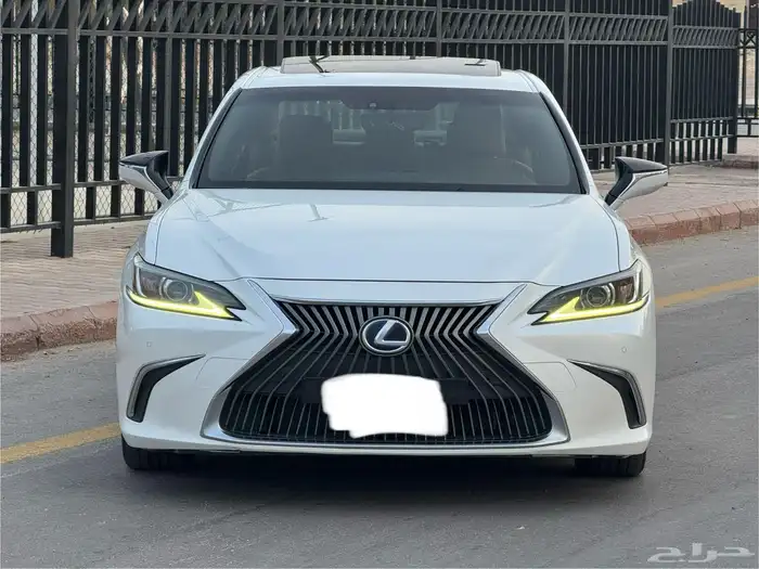 الموديل ES اللون ابيض لؤلؤي الداخليه جملي الممشى 62 0
