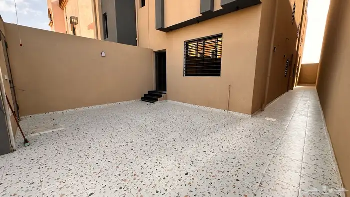 للبيع شقه دور ارضي بحوش كبير بسعر مميز 550 الف 0
