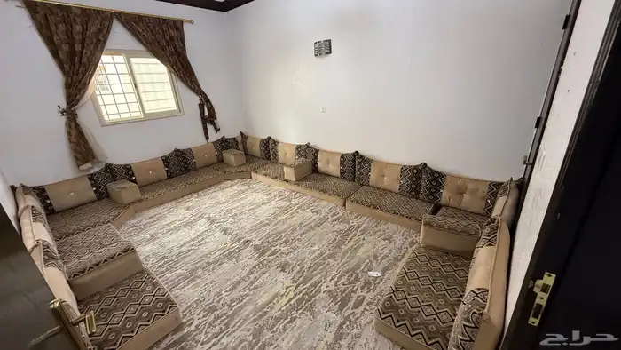 يوجد كنب وفرشه 1