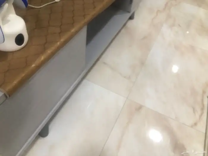 طاولة تلفزيون للبيع السعر 100 3