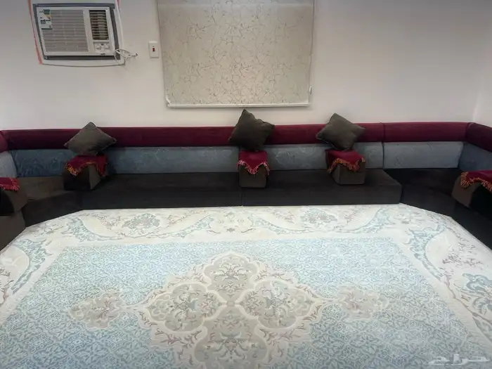 جلسه ارضيه شبه جديده للبيع مع طاوله 1