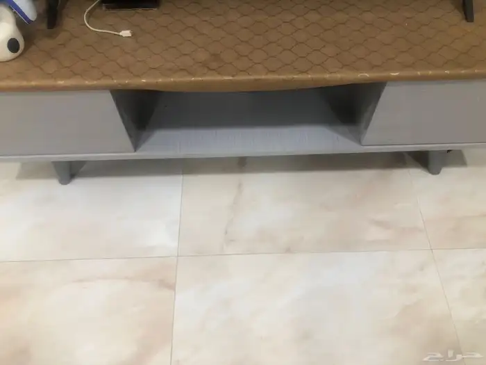 طاولة تلفزيون للبيع السعر 100 0