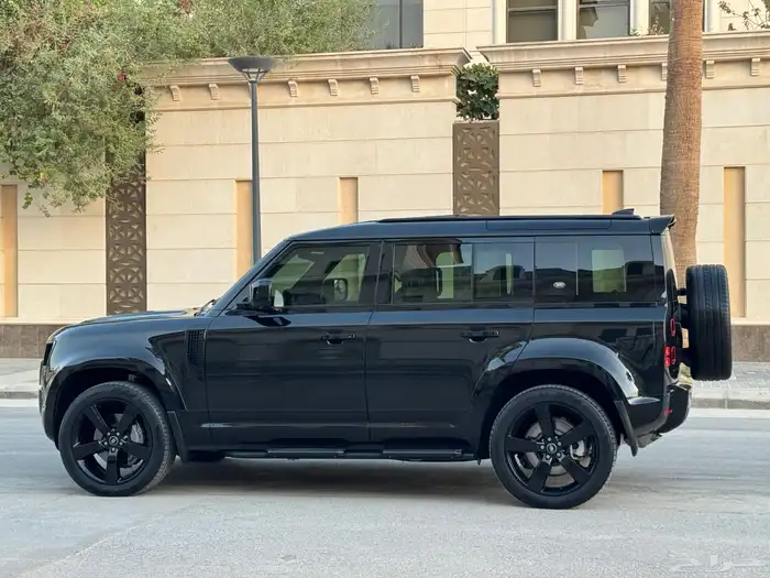 لاند روفر ديفندر P400 موديل 2023 تشيكات وكاله تحت الضمان 9