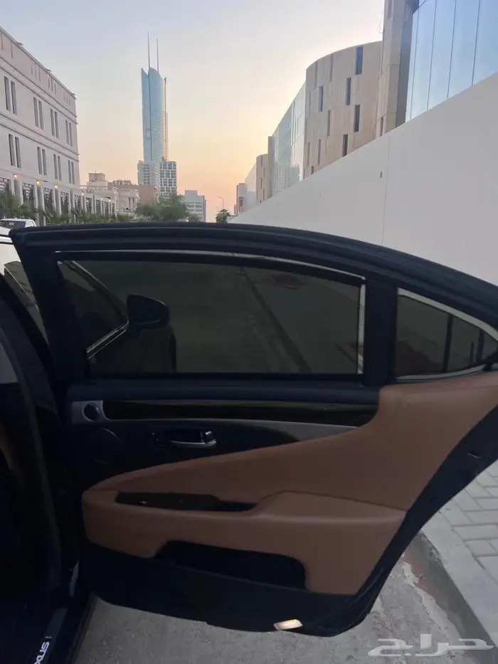 للبيع لكزس Ls460L 2014 ممشى قليل 9
