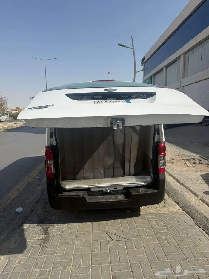 نيسان اورفان 4