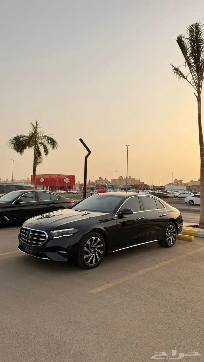 مرسيدس E300 2024 ( بنزين ) فل اوبشن شبه اصفار 4
