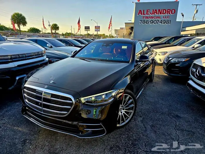 مرسيدس بنز موديل 2023 اللون اسود و الداخليه اورنج روعه 0