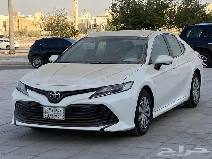 تويوتا كامري LE مخزن شبه اصفار 2020 2