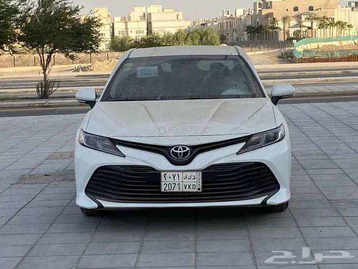 تويوتا كامري LE مخزن شبه اصفار 2020 1