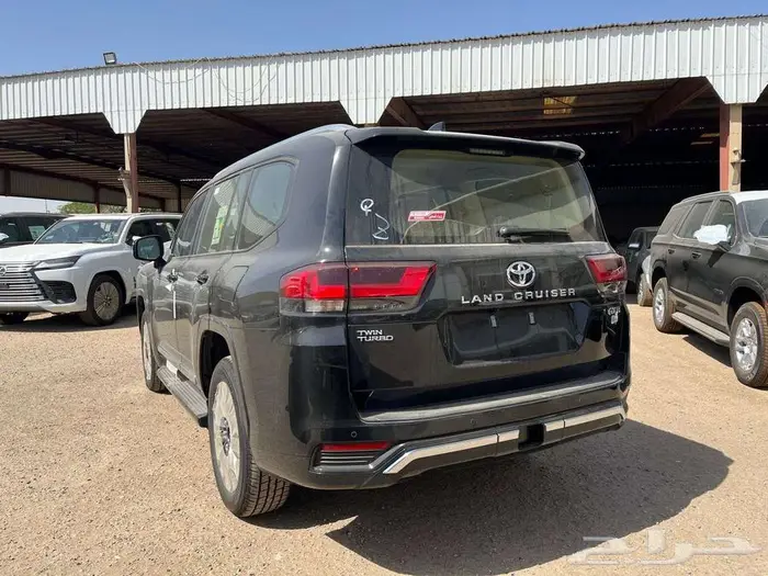لاندكروزر GXR L4 2025 نقد وتقسيط 3