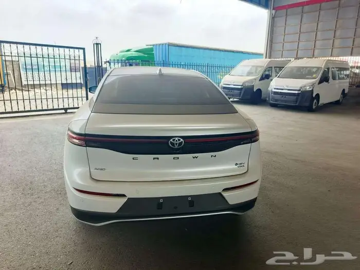 كراون ماجيستا أبيض هايبرد 2026 اقل سعر كاش واقساط 3