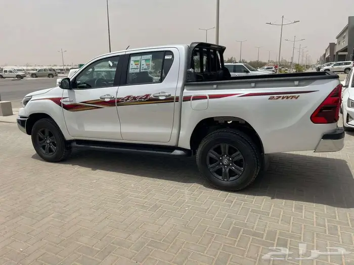 تويوتا هايلوكس 2025 دبل فل كامل بنزين بريمي 10