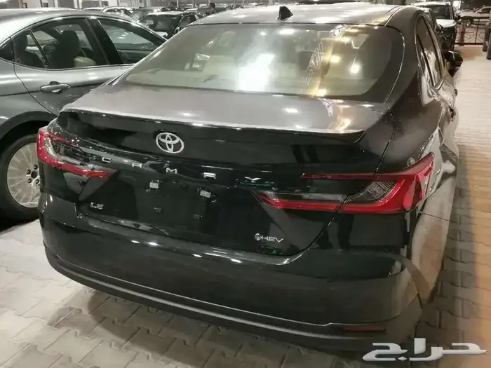 كامري LE هايبرد أسود وفضي وتيتانيوم سعودي 2025 10