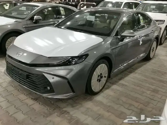 كامري LE هايبرد أسود وفضي وتيتانيوم سعودي 2025 1