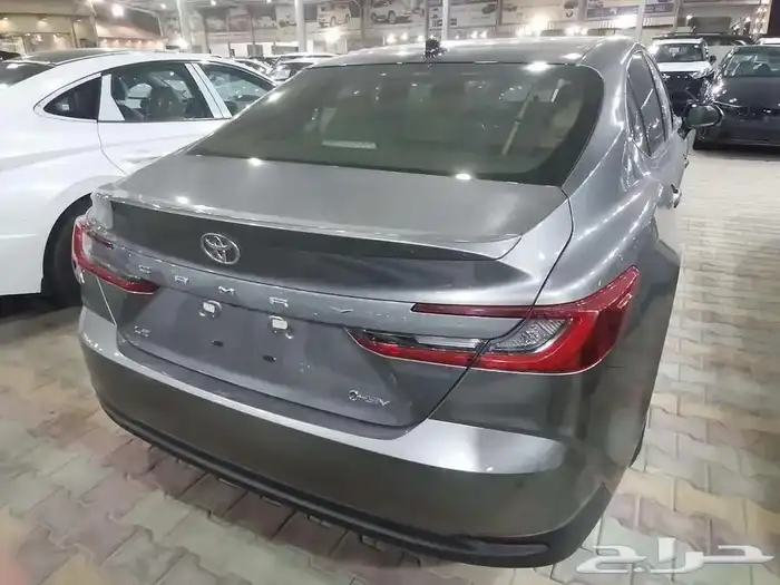 كامري LE هايبرد أسود وفضي وتيتانيوم سعودي 2025 9