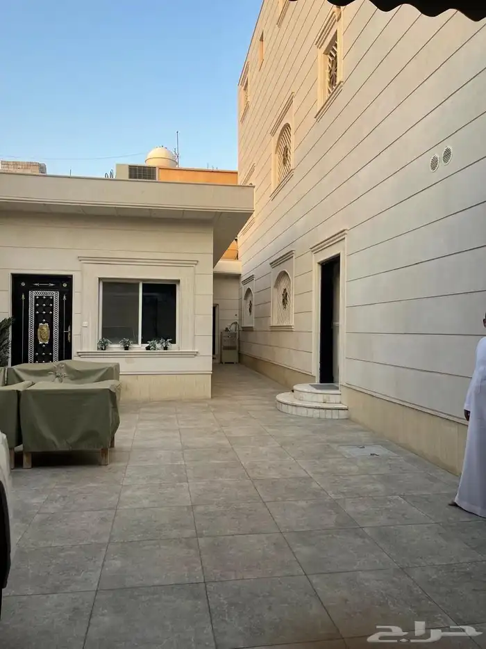 فيلا دور وثلاث شقق مساحة625 حي السعاده 40