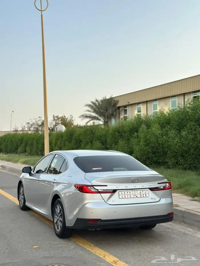 تويوتا كامري 2025 E هايبرد 4