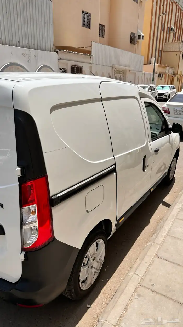 للايجار دباب بضاعه فان مقفل من شركة رينو ( الفرنسيه ) 2