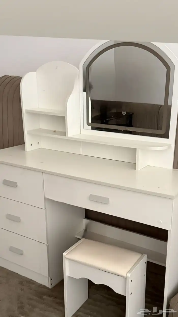 اثاث سرير وطاولات وتسريحه 3