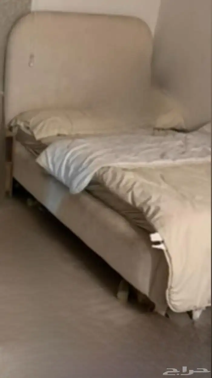اثاث سرير وطاولات وتسريحه 0