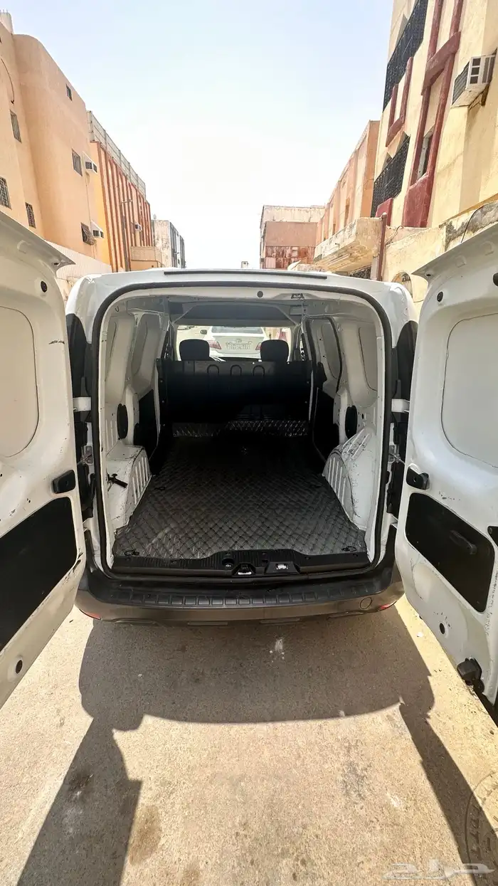 للايجار دباب بضاعه فان مقفل من شركة رينو ( الفرنسيه ) 3