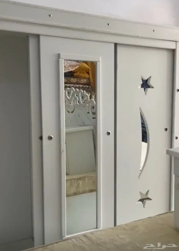 غرفه نوم كامله سرير مع المرتبه و2 كوموندينو وتسريحه ودولاب 0