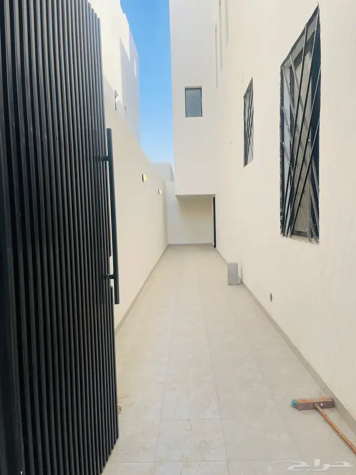 للبيع دور ودرج داخلي و شقتين حي البيان مساحة 360 خلف ماك 23