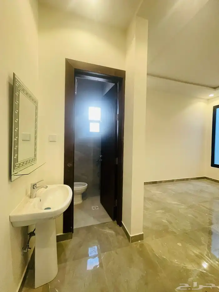 للبيع دور ودرج داخلي و شقتين حي البيان مساحة 360 خلف ماك 40