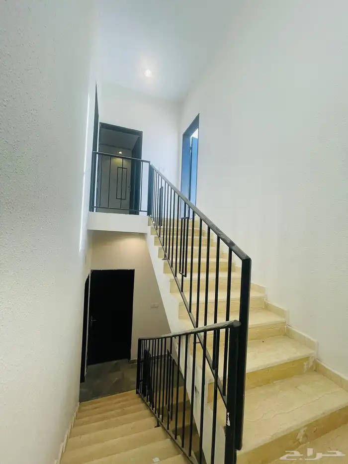 للبيع دور ودرج داخلي و شقتين حي البيان مساحة 360 خلف ماك 26