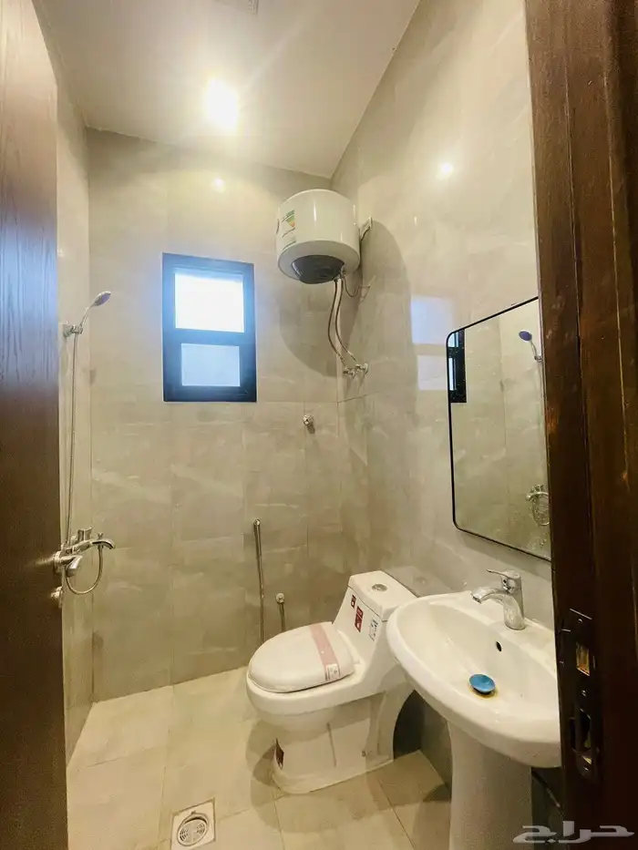للبيع دور ودرج داخلي و شقتين حي البيان مساحة 360 خلف ماك 45